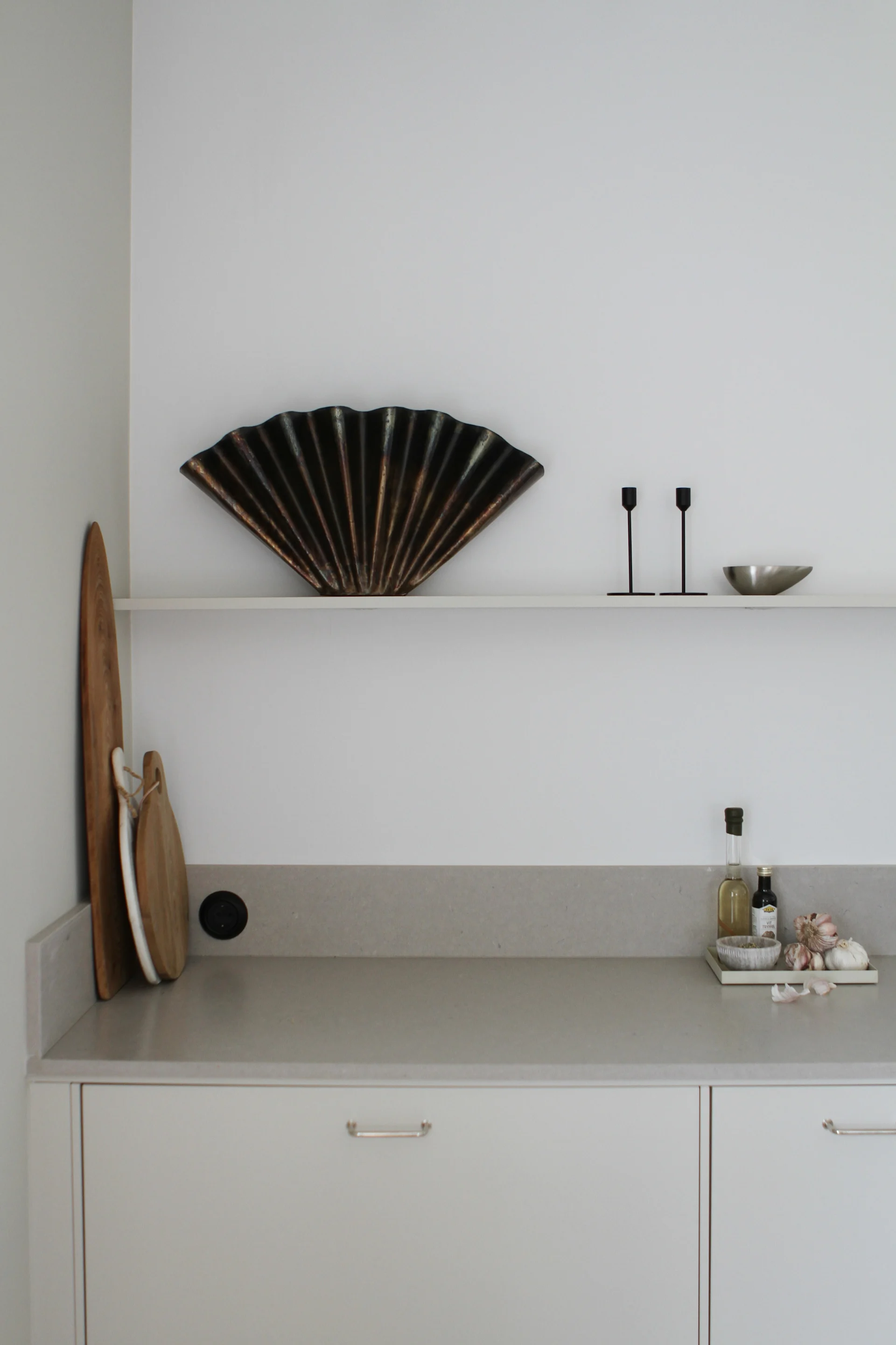 Inredningsdetaljer såsom skärbrädor, vas, ljus och bricka från House Doctor och Cooee Design pryder den nyrenoverade köksbänken av Moe of Sweden.