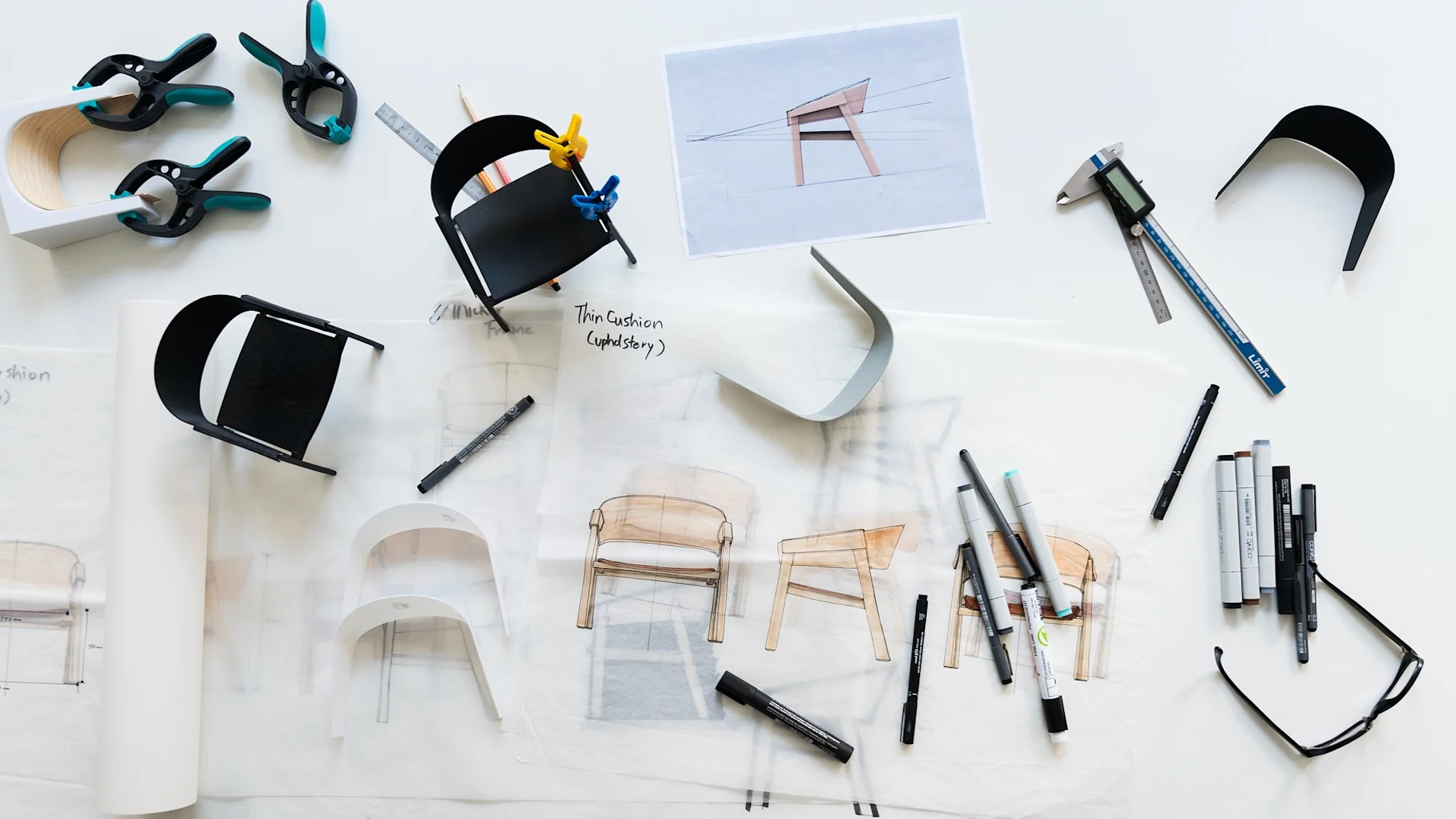 Skisser från Thomas Bentzen designprocess med att ta fram loungestolen Cover för Muuto.