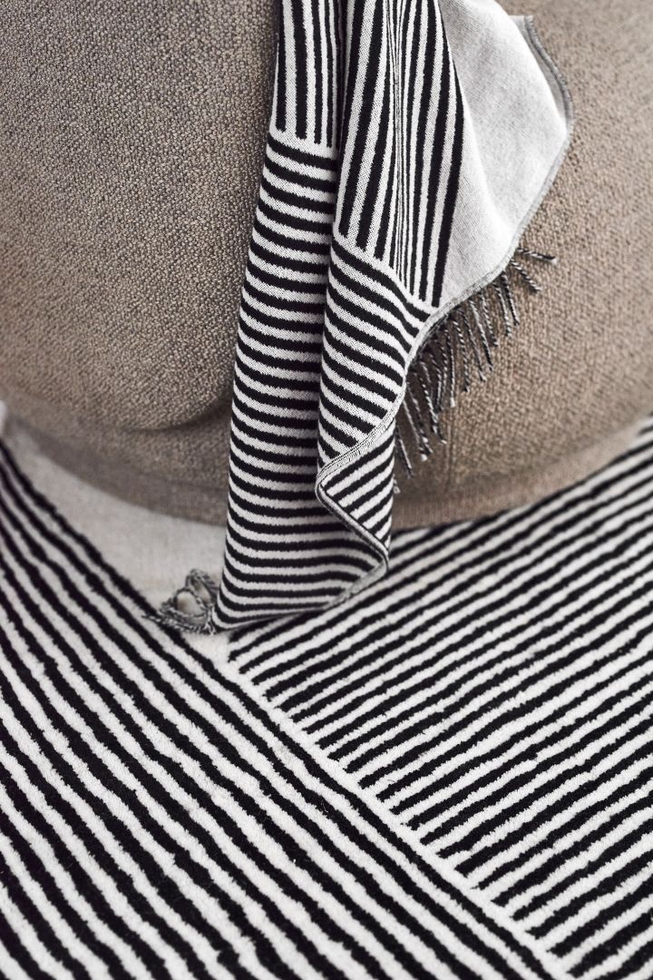 Stripes bomullspläd i vitt och svart från NJRD som är designat av duon Carl Philip Bernadotte och Oscar Kylberg.