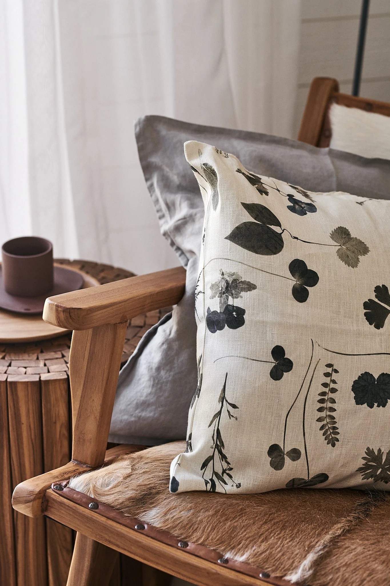 En myshörna med mjuk inredning som kuddar från ERNST i linne och naturfärger.