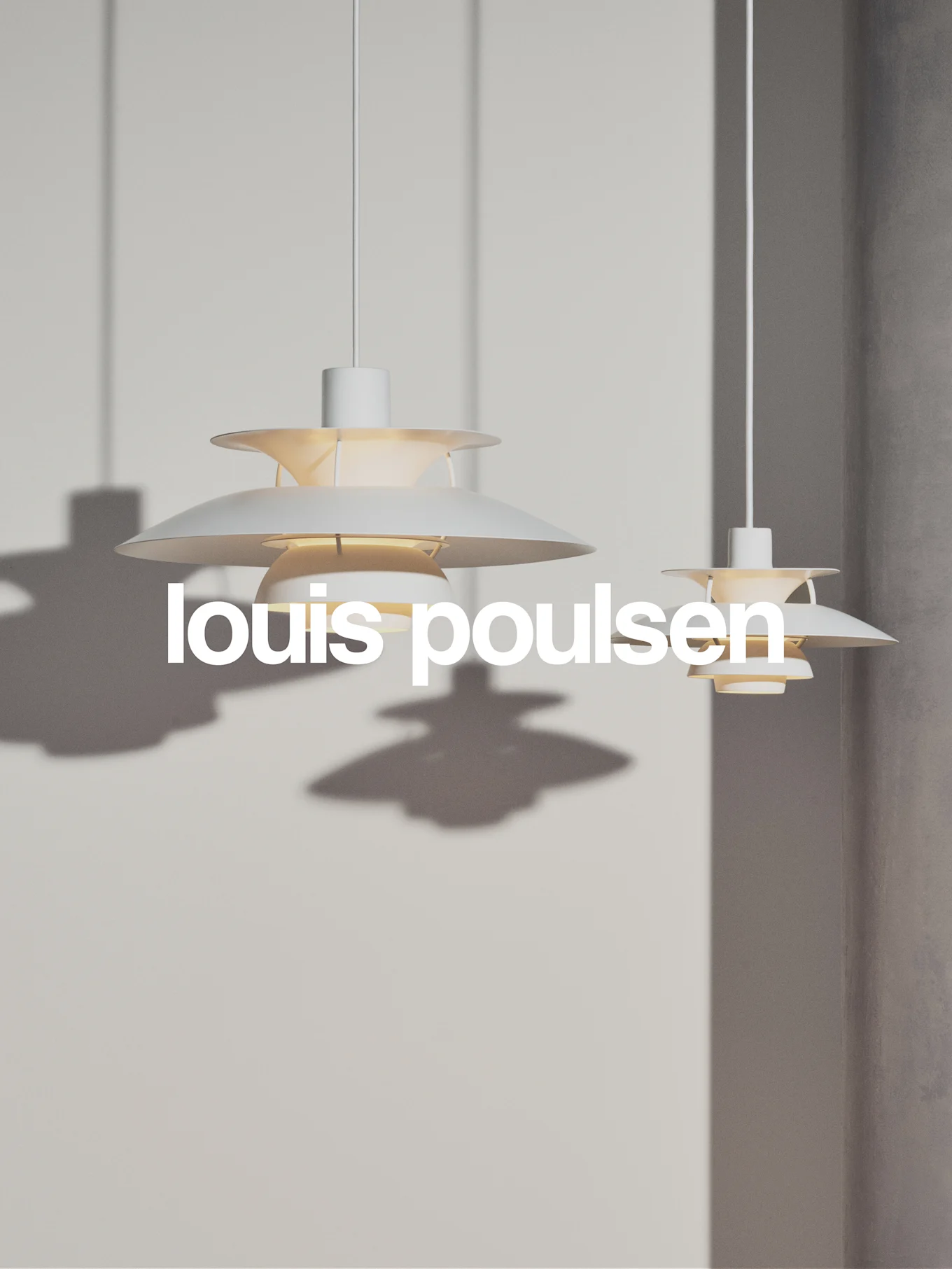 Två vita, skiktade pendellampor hänger mot en ljusgrå vägg, med texten 'louis poulsen'.