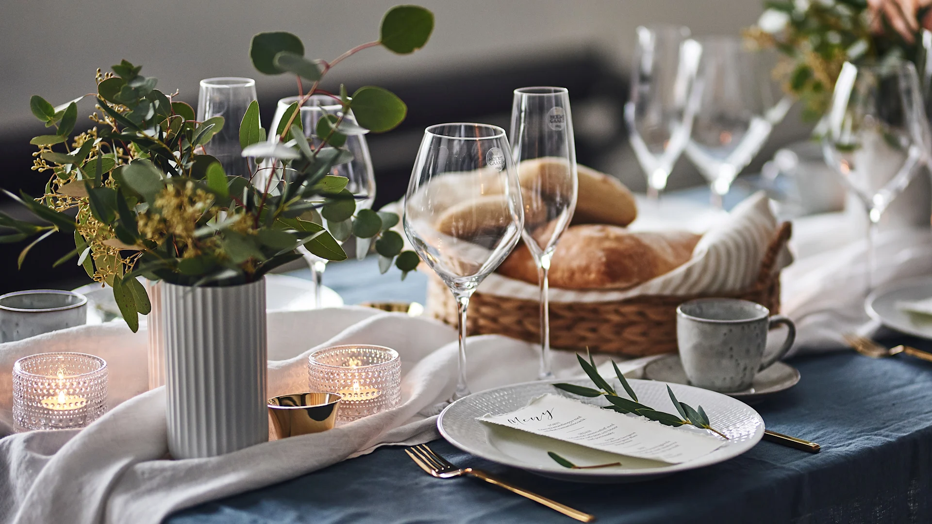 Ljuslyktor i mässing och glas skapar en romantisk känsla, medan glas från Holmegaard skapar elegans.