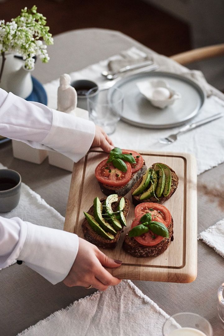 Ett frukosttips till din frukostdukning, enligt trender 2019, är att servera nyttiga mackor på en fin skärbräda i trä. 
