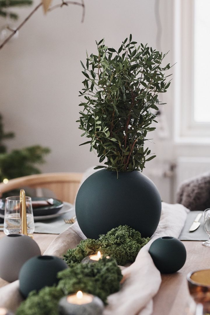 Grön rund vas från Cooee Design pryder juldukningen som går i gröna toner med inspiration hämtad från naturen. 