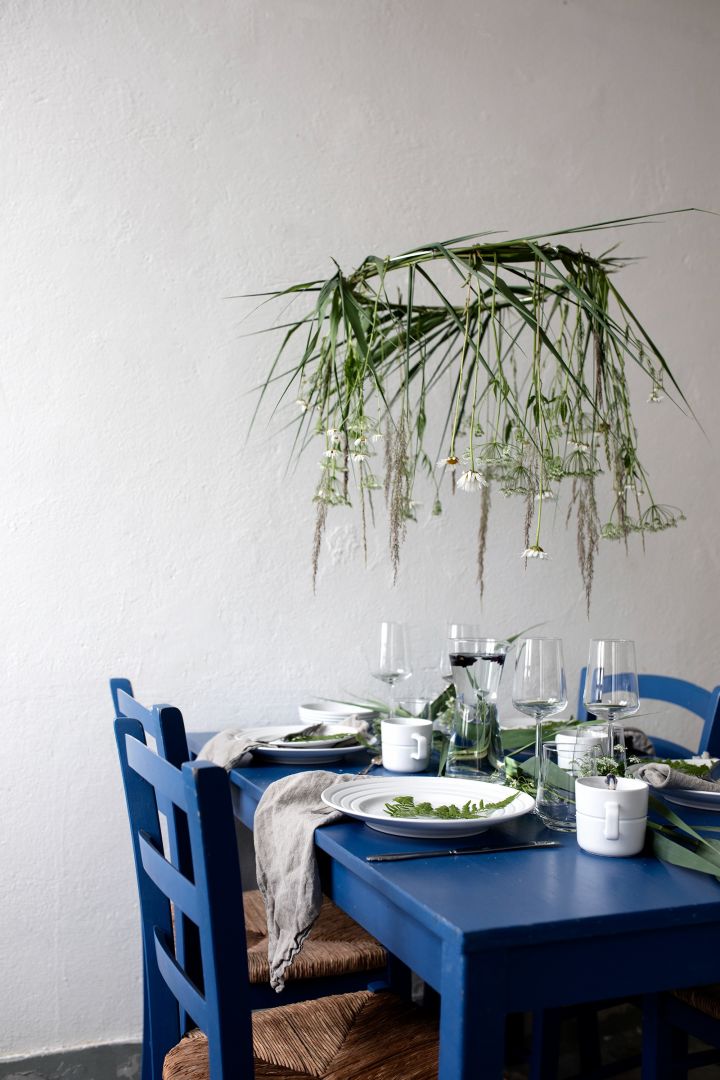 Skapa semesterkänslan i ditt hem med medelhavsinredning såsom denna blå matgrupp uppdukat med vitt Lines porslin från NJRD tillsammans med gröna växter som dekoration. Foto: @hemtrender