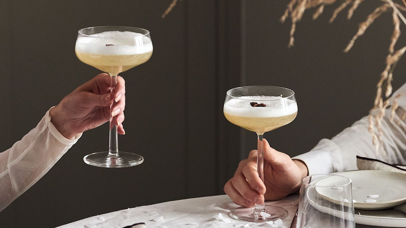 4 festliga & enkla drinkar till nyår - här ser du en lyxig fläderdrink med en anis-stjärna som garnityr i Essence Cocktailglas från Iittala.