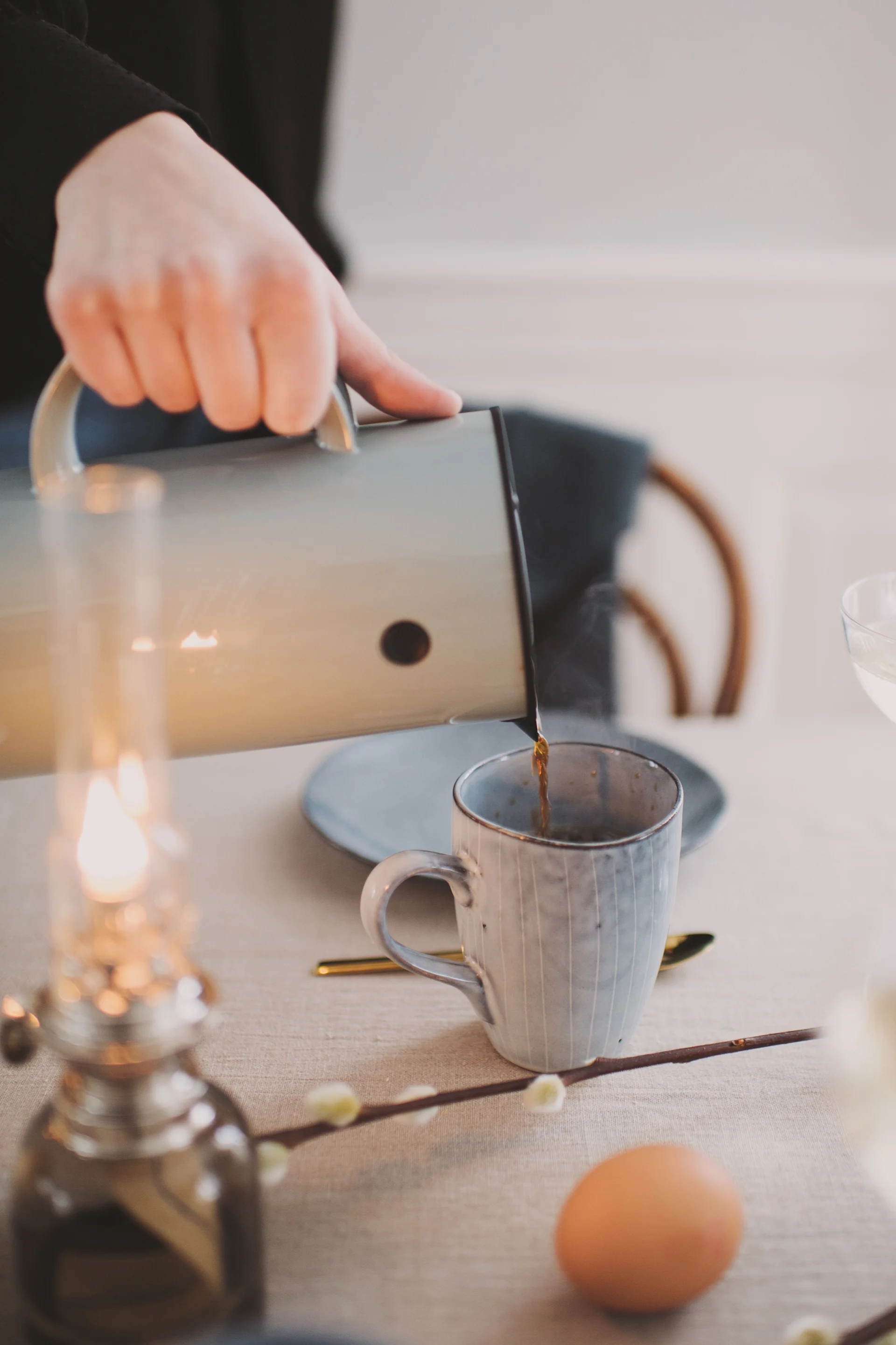Kaffe serveras på en fin påskdukning där det vankas efterrätt.