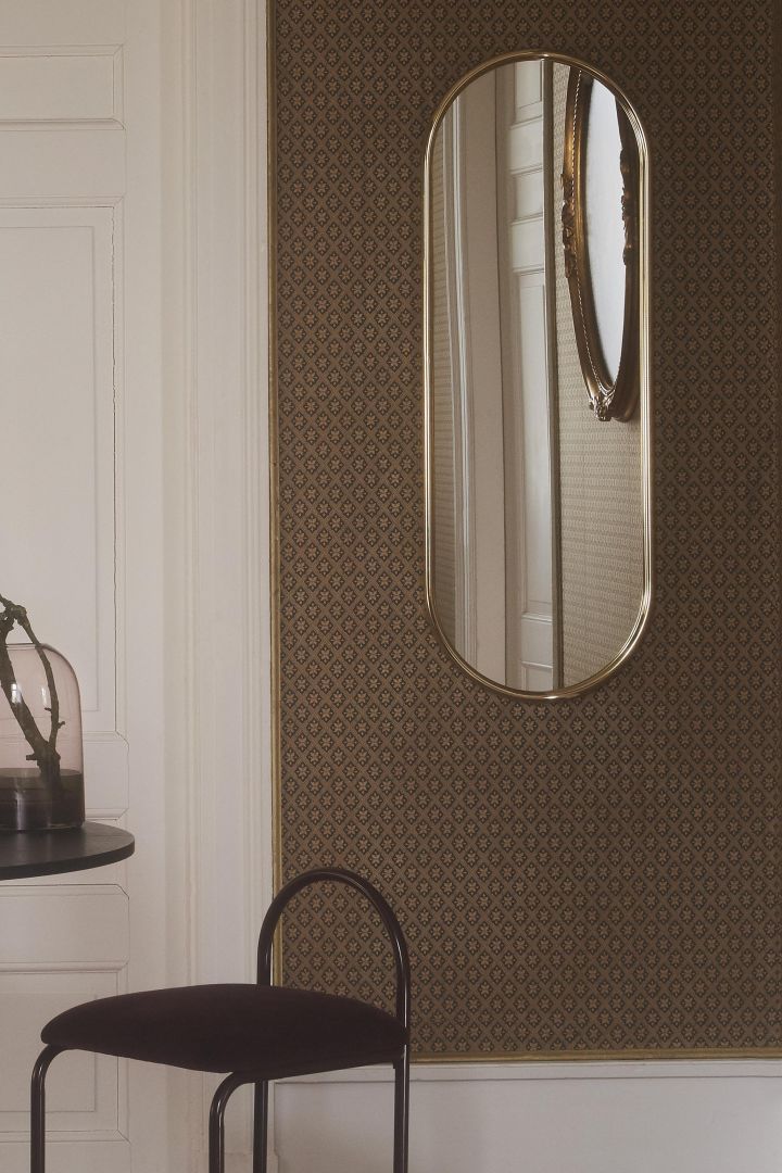 Inred med speglar för ett lyxigt hem - här är Angui ovala spegel från AYTM med elegant guldig ram som ger ditt hem en lyxigare känsla.