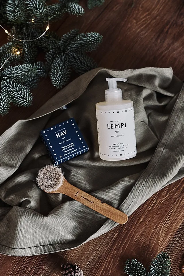 Julklappstips till både flickvän och pojkvän, mamma som pappa är detta presentkit med fina tvålar från Skandinavisk och ansiktsborste. 