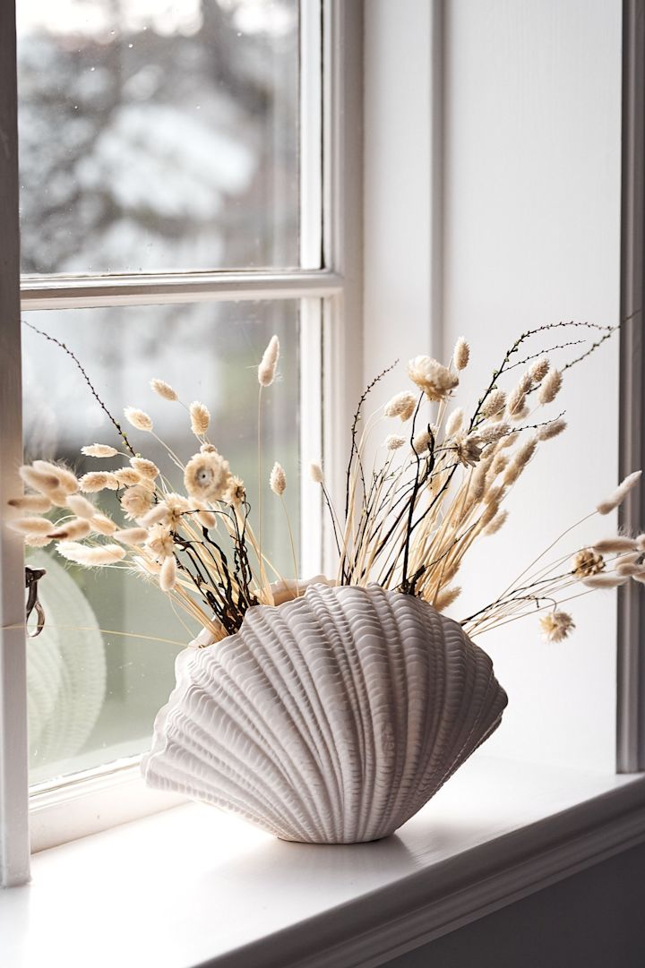 Torkade blommor – inredning som visar Lagurus i snäckformad vas från By On. 