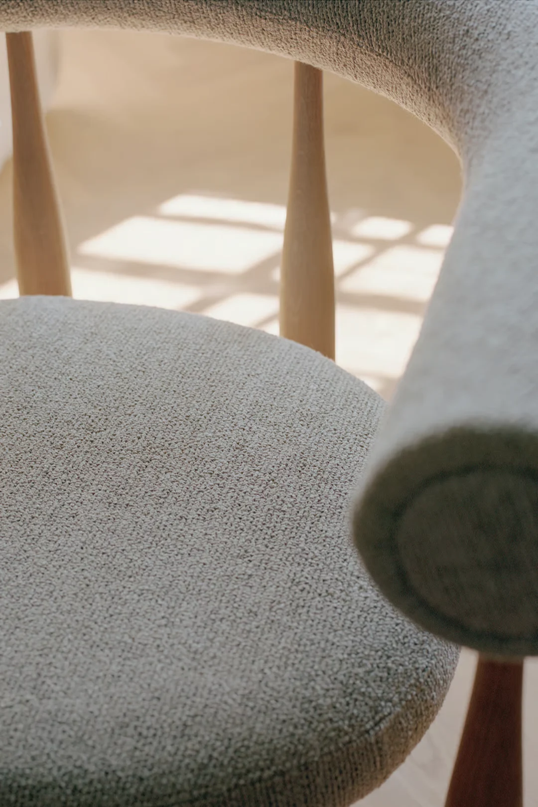 En närbild på en tubformad stol som visar på inredningstrenderna 2026. 