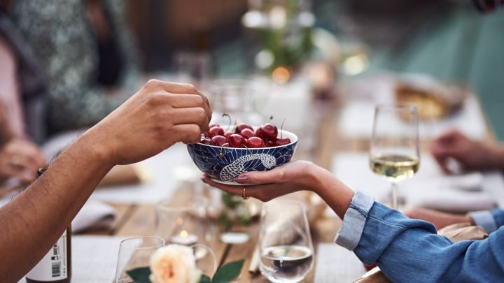 Ett festtips är att bjuda gästerna på enklare tilltugg som frukt ur en vacker skål som denna blåvita från Götefors Porslin. 