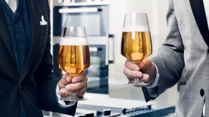 Servera ölen med stil och finess i Pulse ölglas från Orrefors, ett tulpanformat glas designat att passa många olika ölsorter.