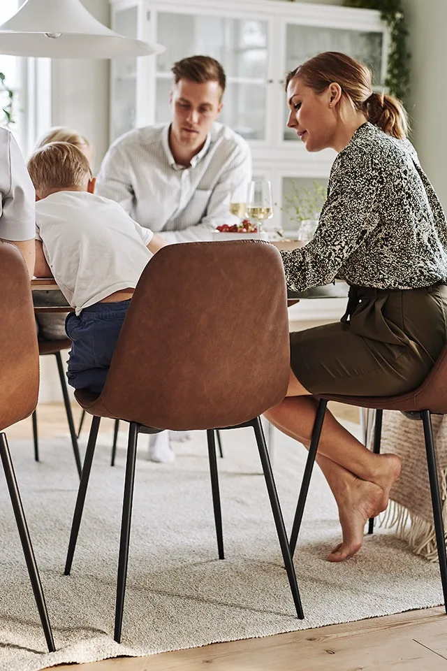 Brunt läder är stort inom skandinavisk inredning och bruna matstolar från House Doctor sätter stilen runt matbordet.