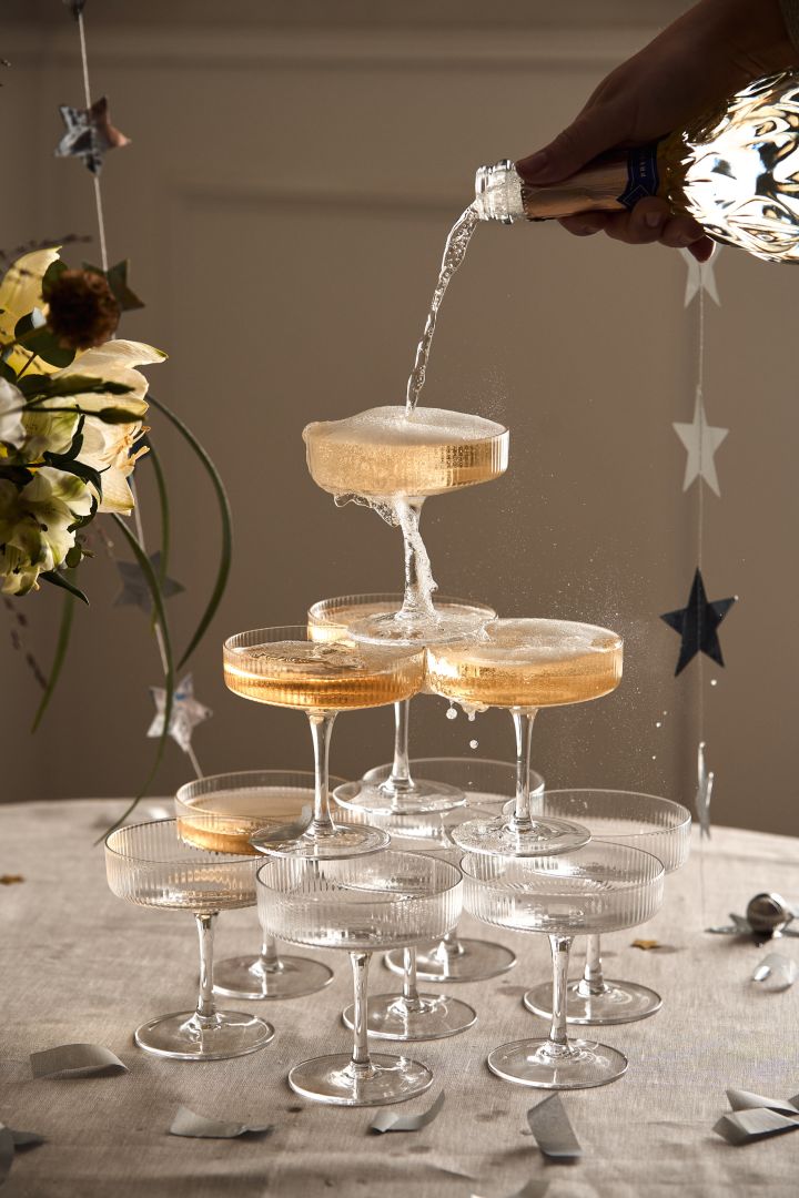 Fira in det nya året med roliga nyårslekar och aktiviteter såsom att bygga eget champagnetorn, vilket skapar ett riktigt Instagram-moment till välkomstskålen.