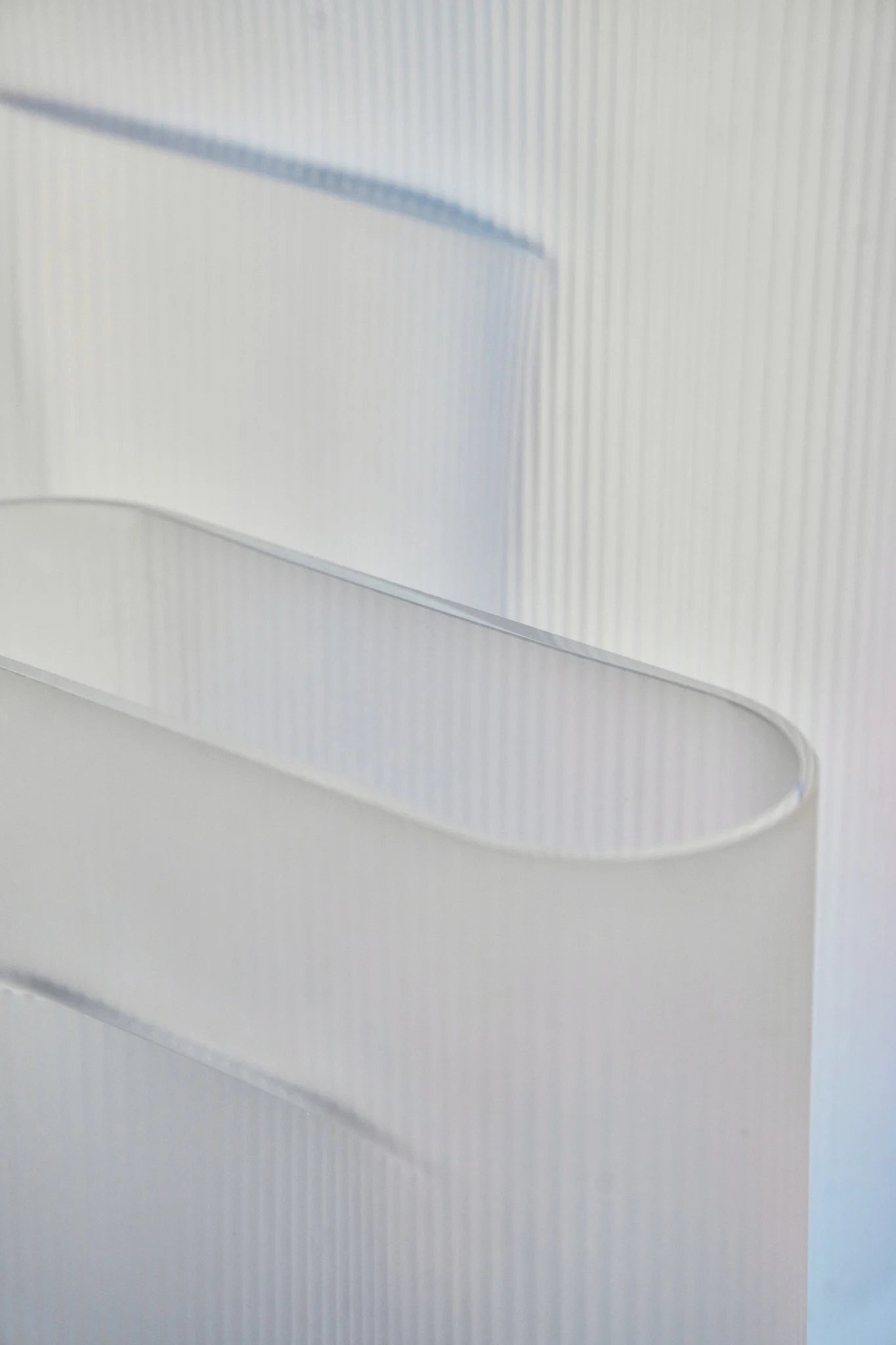 Här kan du se två Ridge-vaser i frostat glas från Muuto.