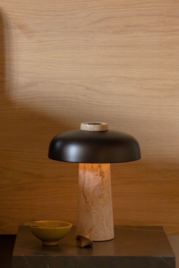 Säsongens trendiga svamplampa är Reverse bordslampa från Audo Copenhagen som blir en snygg inredningsdetalj i ditt hem på ditt sidobord eller på sängbordet.