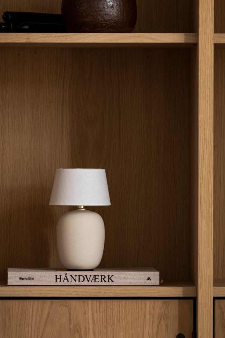 Säsongens trendiga svamplampa är Torso portable bordslampa från Menu som blir en snygg inredningsdetalj i ditt hem på ditt sidobord eller i bokhyllan.
