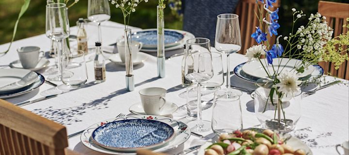 Tips midsommardukning - duka blåvitt i midsommar med klassiskt porslin från Rörstrand. Här med enkla vitvinsglas och ängsblommor. 
