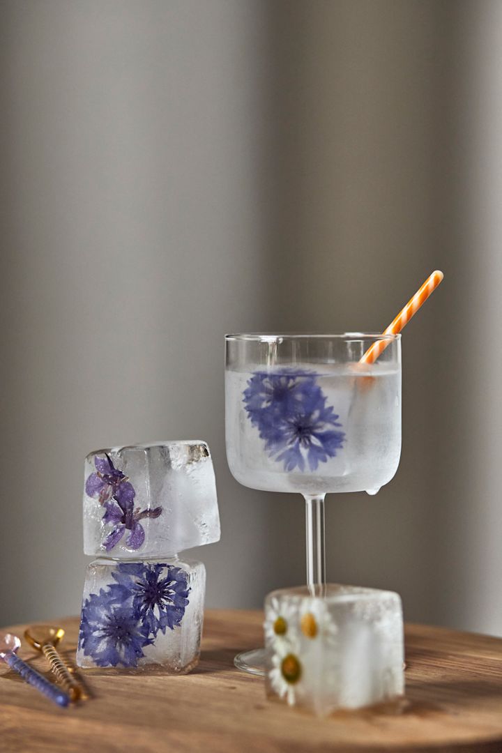Frys in blommor eller frukt i iskubsformar och använd dem för att dekorera din mocktail.