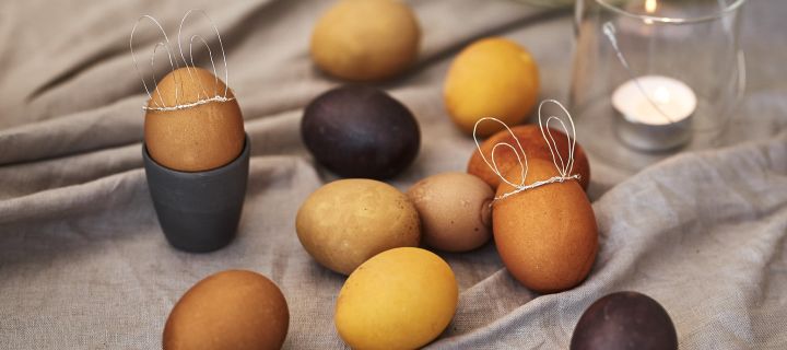 Naturligt färgade ägg med kaninöron i ståltråd är enkelt påskpyssel att dekorera bordet med i påsk! 