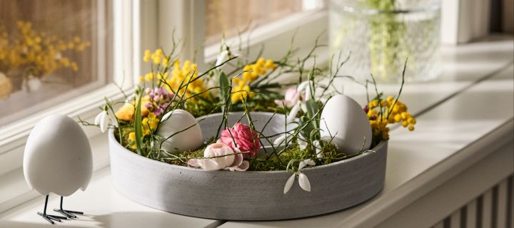 En DIY påskkrans i ljusstaken The Ring från House Doctor är enkelt påskpyssel att dekorera bordet eller fönsterbrädan med i påsk! 