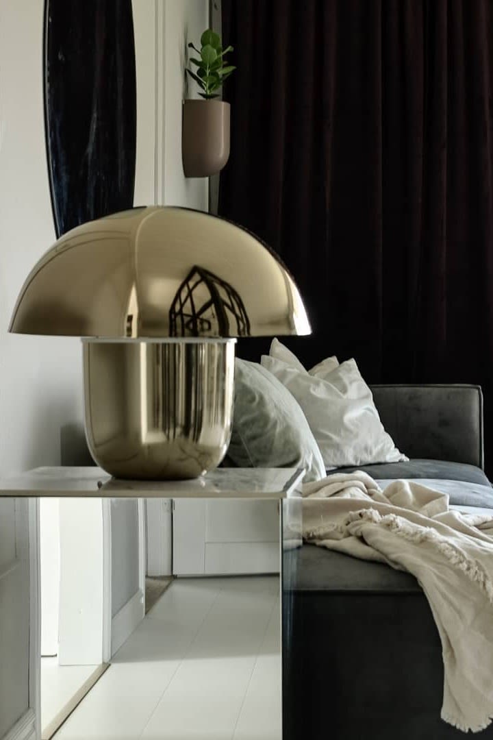 En annan av Instagrams älskade inredningsstilar – den lyxskandinaviska som vackert uppvisat hemma hos @majaebergkvist med stor lampa i mässing. 