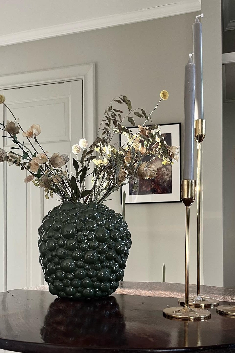 En annan av Instagrams älskade inredningsstilar – den lyxskandinaviska som vackert uppvisat hemma hos @majaebergkvist med stor lampa i mässing. 