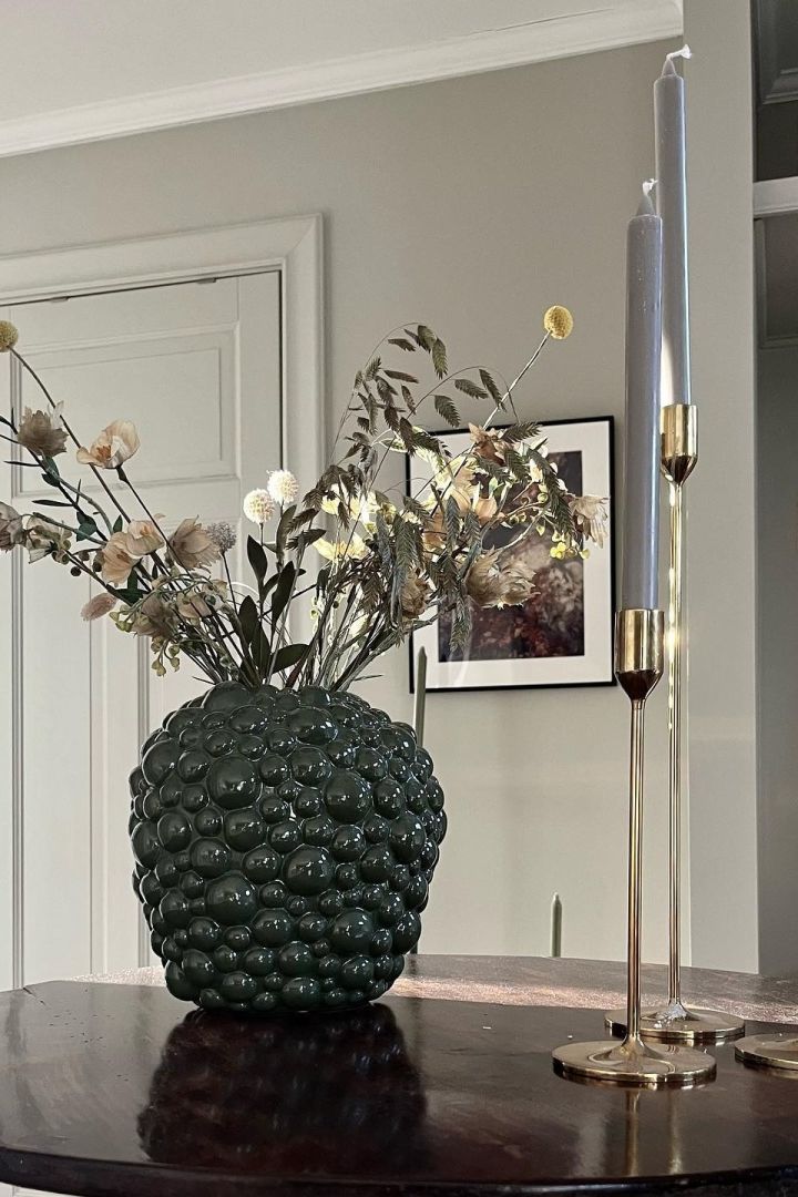 En annan av Instagrams älskade inredningsstilar – den lyxskandinaviska som vackert uppvisat hemma hos @majaebergkvist med stor lampa i mässing. 