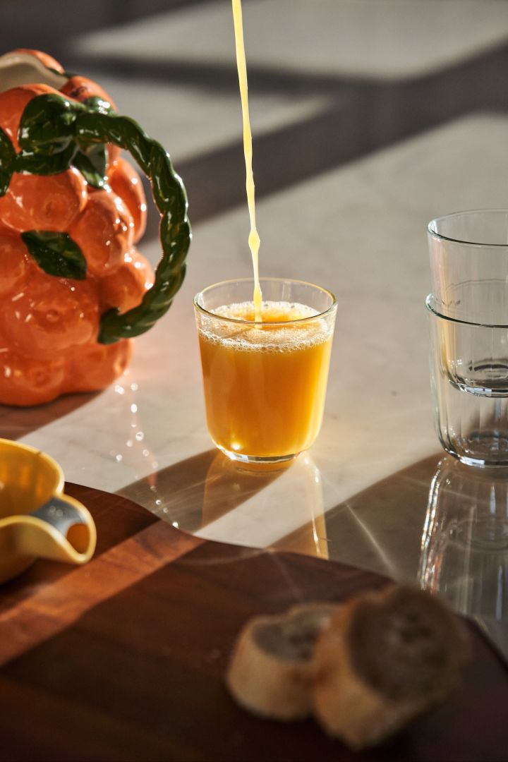 Servera den färskpressade apelsinjuicen i fina glas, som här i Facet dricksglas från Eva Solo, både gott och snyggt att duka med till din lyxiga helgfrukost.