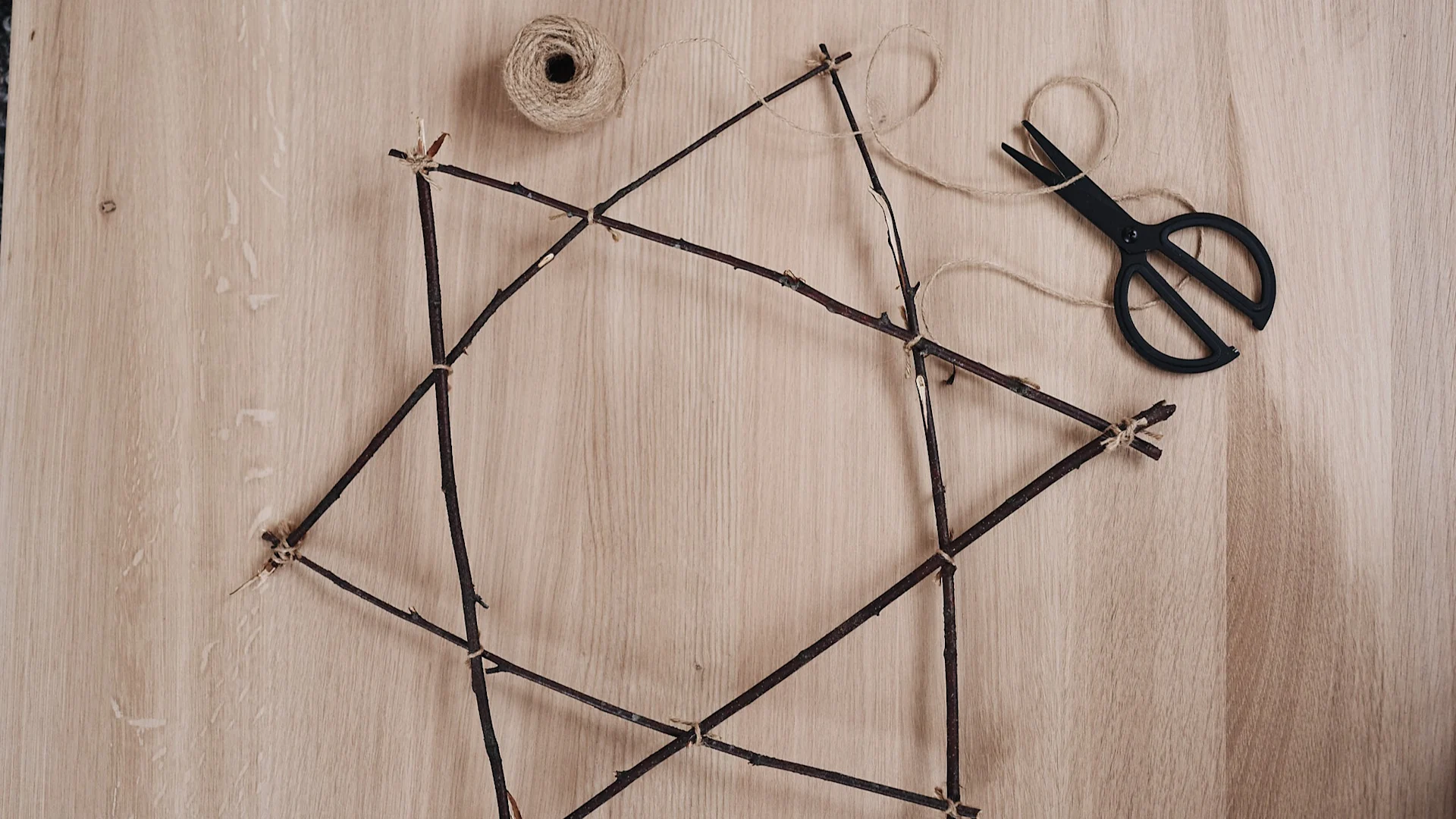 En julstjärna gjord av pinnar är ett enkelt tips på julpyssel för barn och fint DIY till jul.