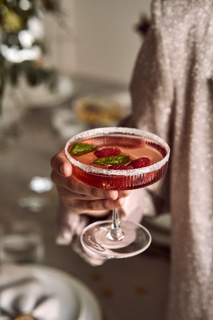 Denna bubbliga hallondrink är ett perfekt tips på festliga och enkla drinkar att göra till nyår. Servera den i Ripple champagneglas från ferm LIVING.