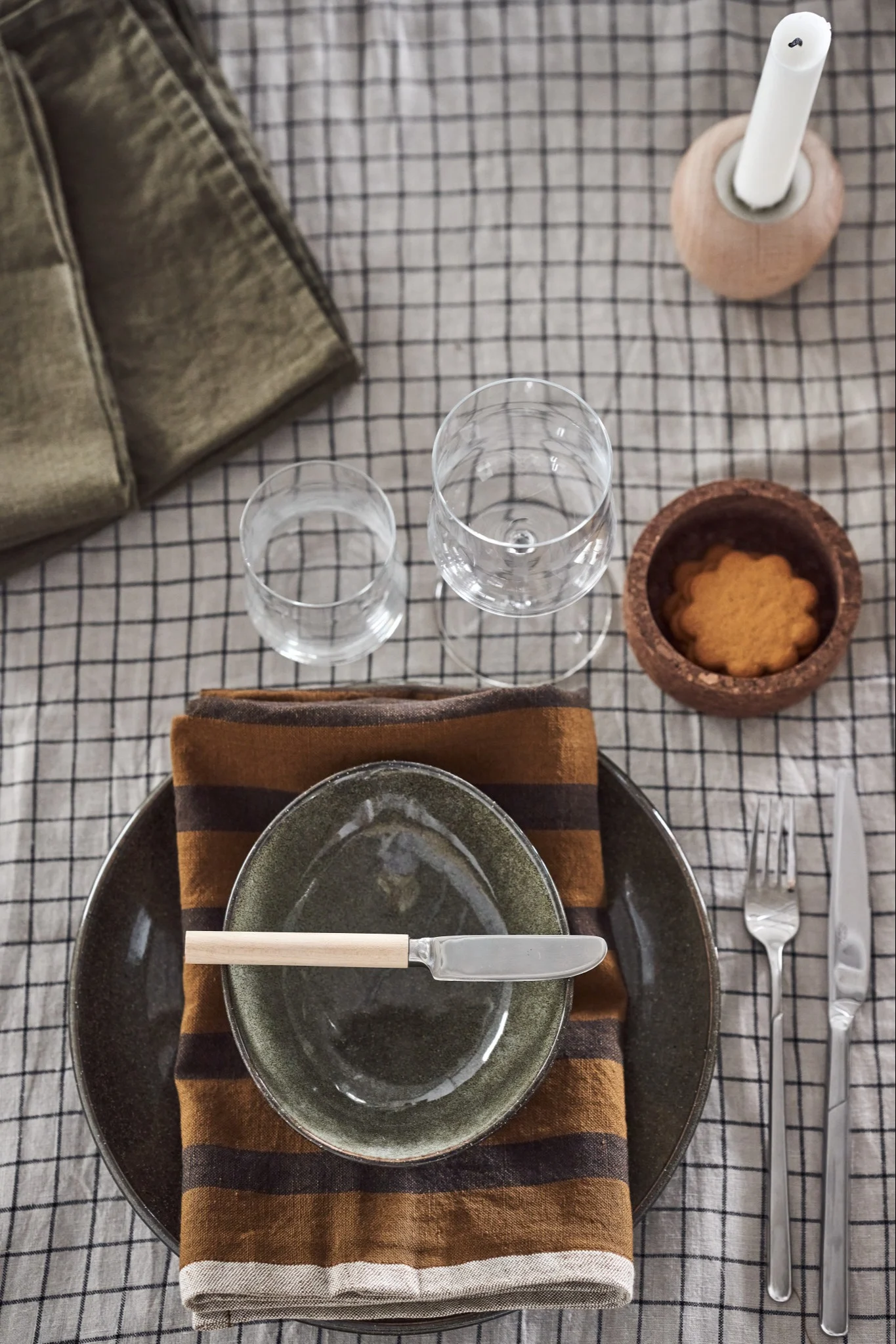 En elegant juldukning i 4 olika stilar enligt Nest Trends; Cultivate, Nurture, Boost och Share. Här är en dukning inom Cultivate-trenden med Lake tallrik från House Doctor, Ernst smörkniv och linneservett från Ferm Living.