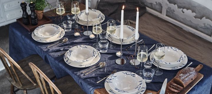 En rustik och romantisk dukning med servisen Havspil – ett blåvitt porslin från Scandi Living samt bestick från Gense och glas från Iittala.