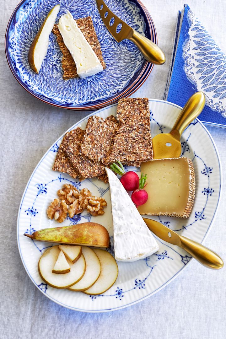 Dessertostar och nötter serveras på Musselmalet ovalt fat från Royal Copenhagen.