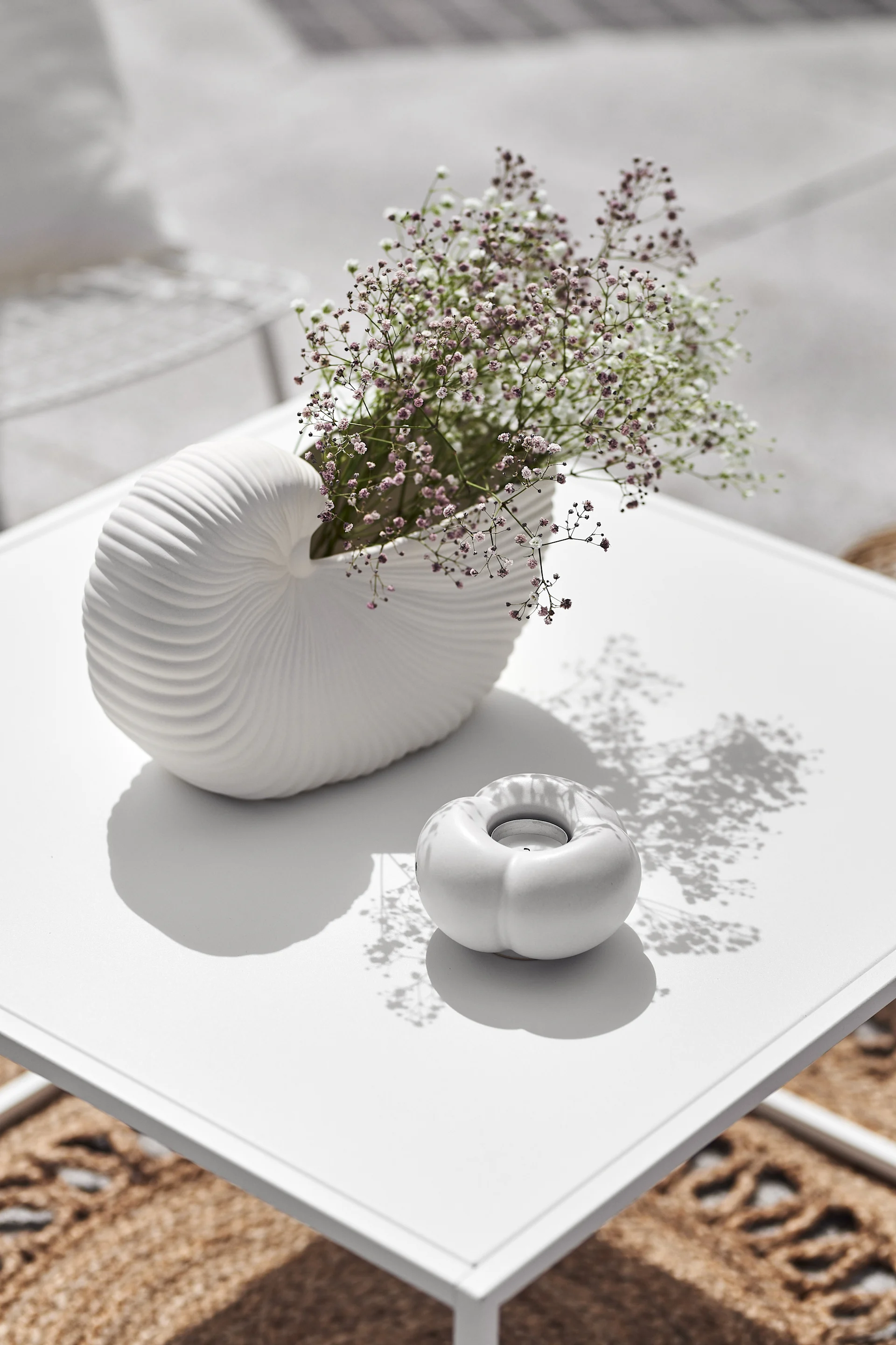 Skapa semesterkänslan i ditt hem med medelhavsinredning såsom Shell pot från Ferm Living i off white som liknar en snäcka.