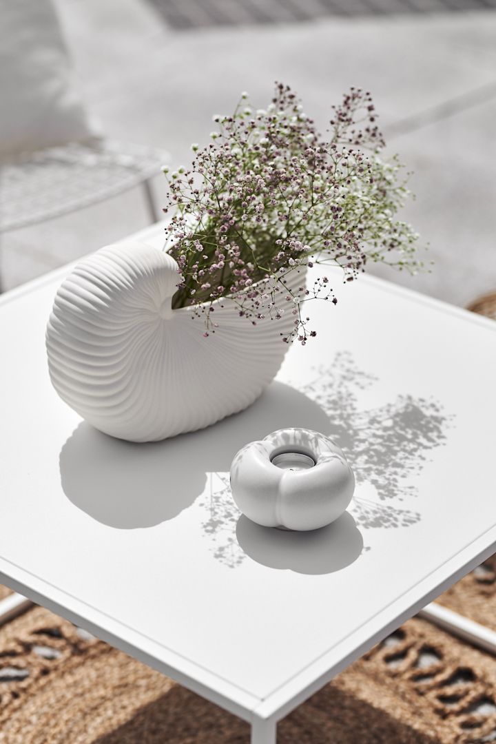 Skapa semesterkänslan i ditt hem med medelhavsinredning såsom Shell pot från Ferm Living i off white som liknar en snäcka.
