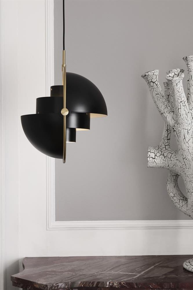 Lys upp din vardag med Multi-Lite taklampa i mässing-kolsvart som är ett belysningstips för hemmet från ikoniska GUBI.