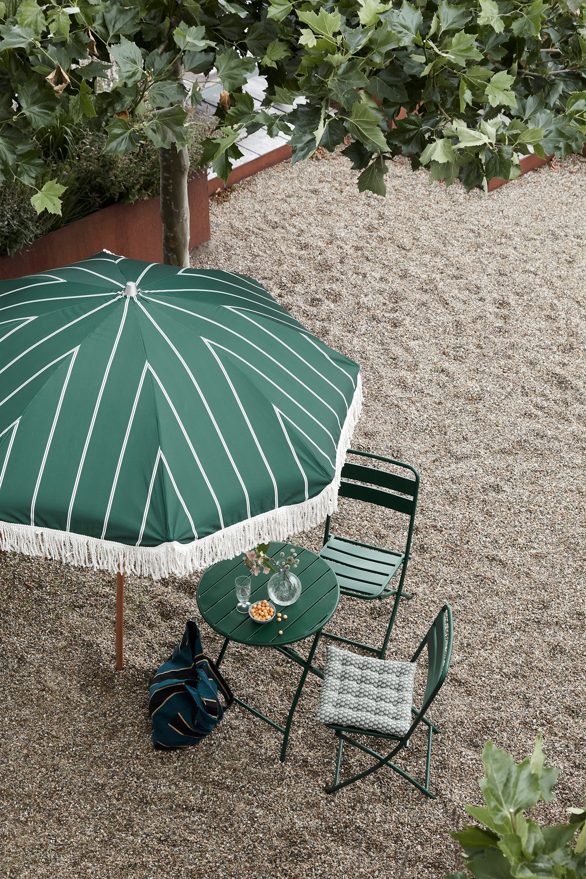 Balkonginspo för en balkong som behöver skugga, här Block parasoll i grönt med fransad kant från House Doctor. Ett mindre parasoll som passar till balkong eller mindre uteplats.