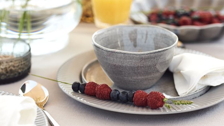 Det är uppdukat för hotellfrukost hemma med snygg skål från Mateus. 