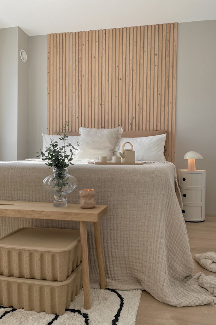 Det skandinaviska Feng Shui-sovrummet i beige med många textilier från @our_home_living.