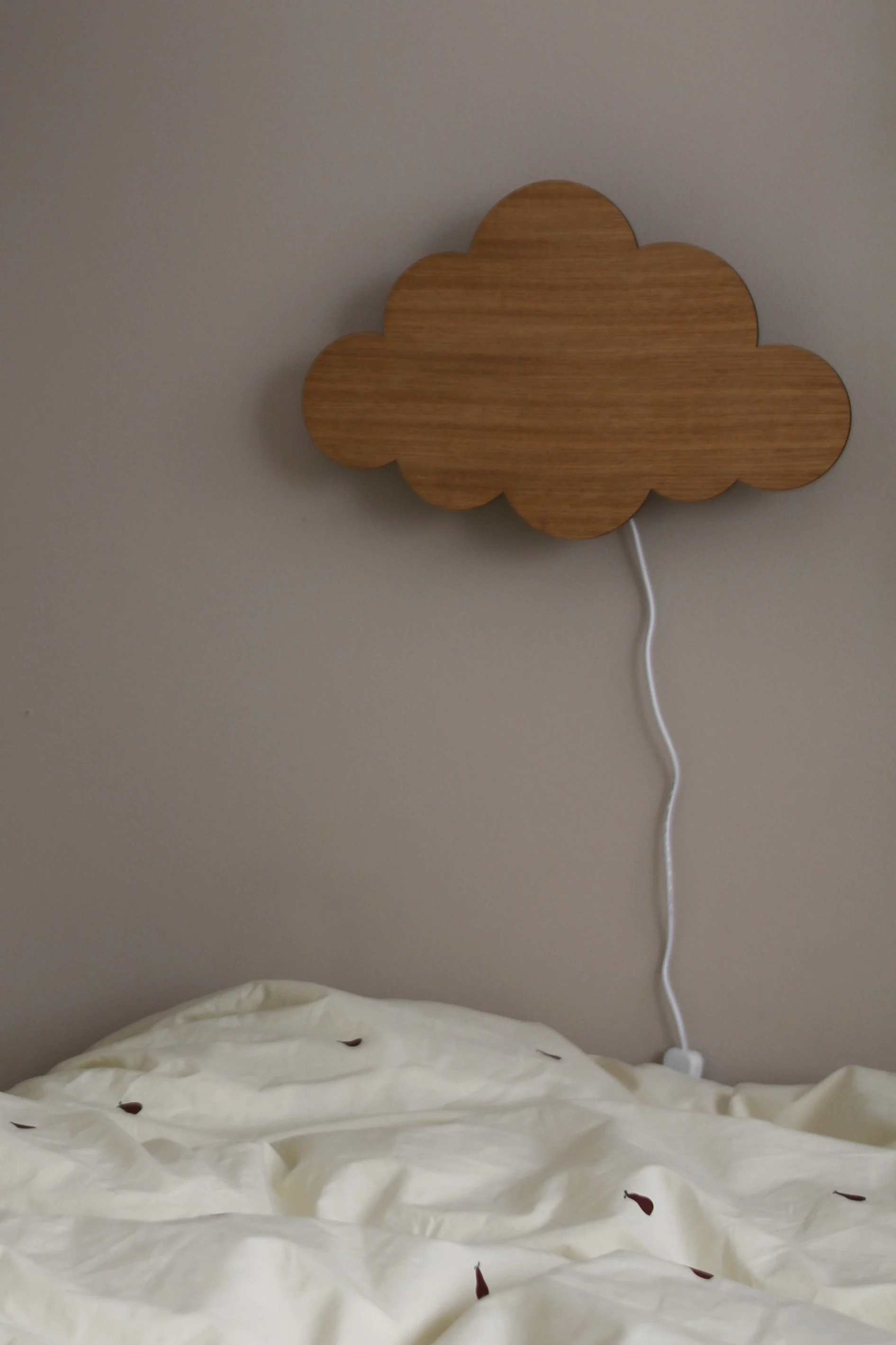 Inreda barnrum - inspiration hemma hos influencern @joanna.avento där hon inrett barnrummet med en lekfull vägglampa som liknar ett moln från ferm LIVING.