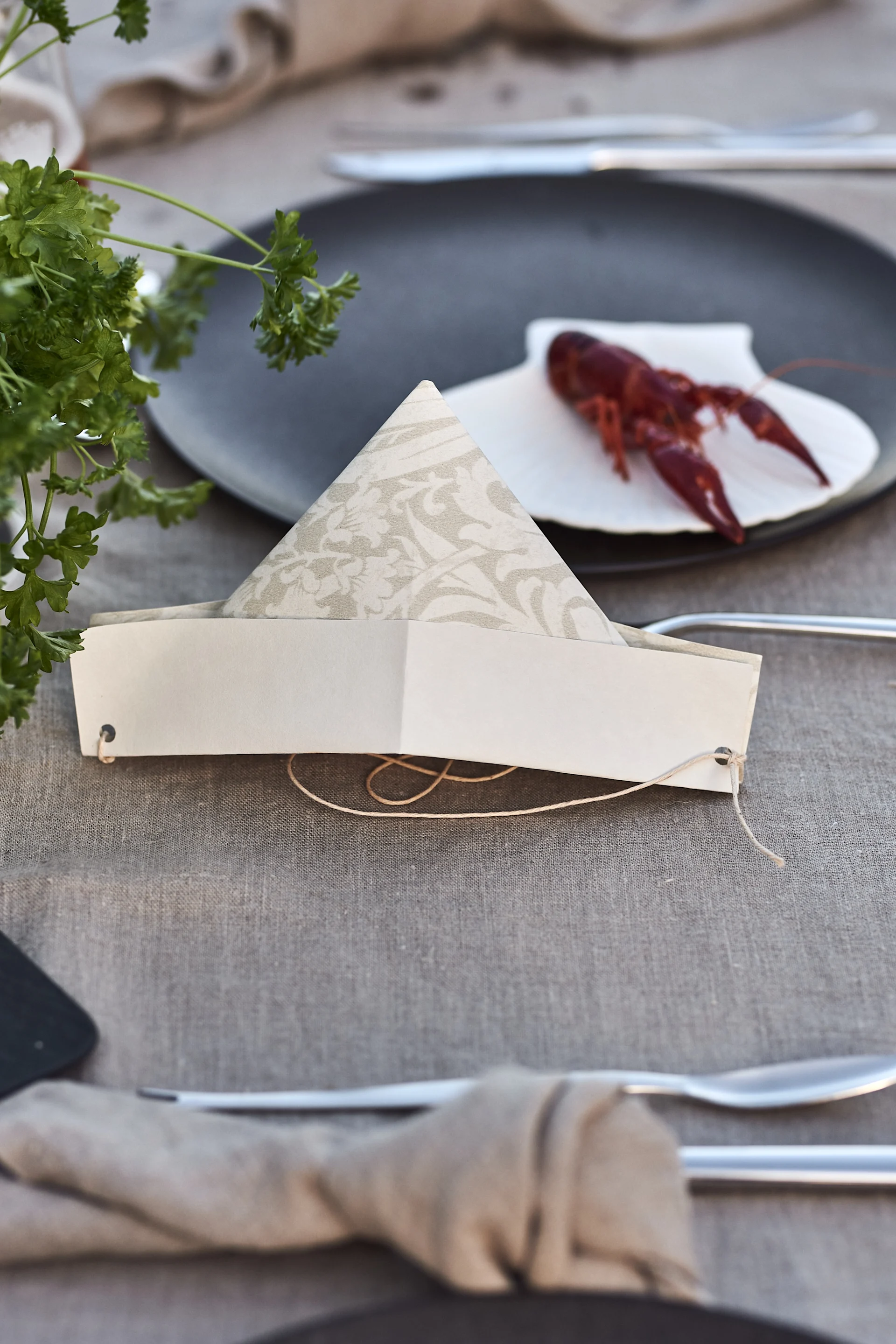 Färdig egengjord DIY kräfthatt till kräftskivan av gammal tapet.