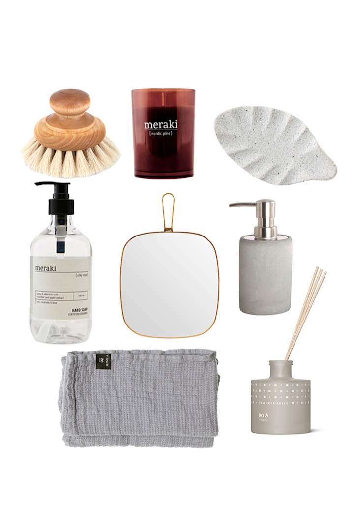 Skapa ett härligt hemma-spa med Iris hantverk badborste, Bloomingville tvålkopp, House Doctor tvålpump, Himla handdukar och Meraki tvål, doftljus och spegel.