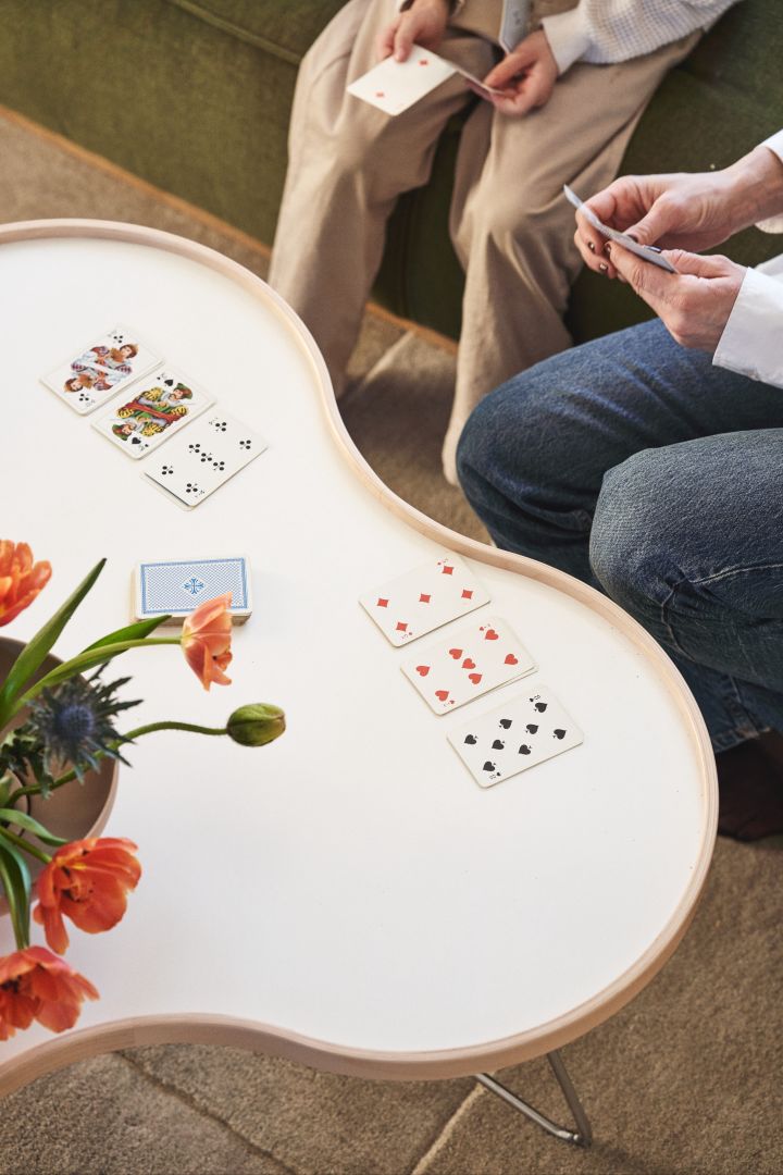 Fira alla hjärtans dag hemma med kortspel och mys med vänner och barn, här Flower soffbord från Swedese.