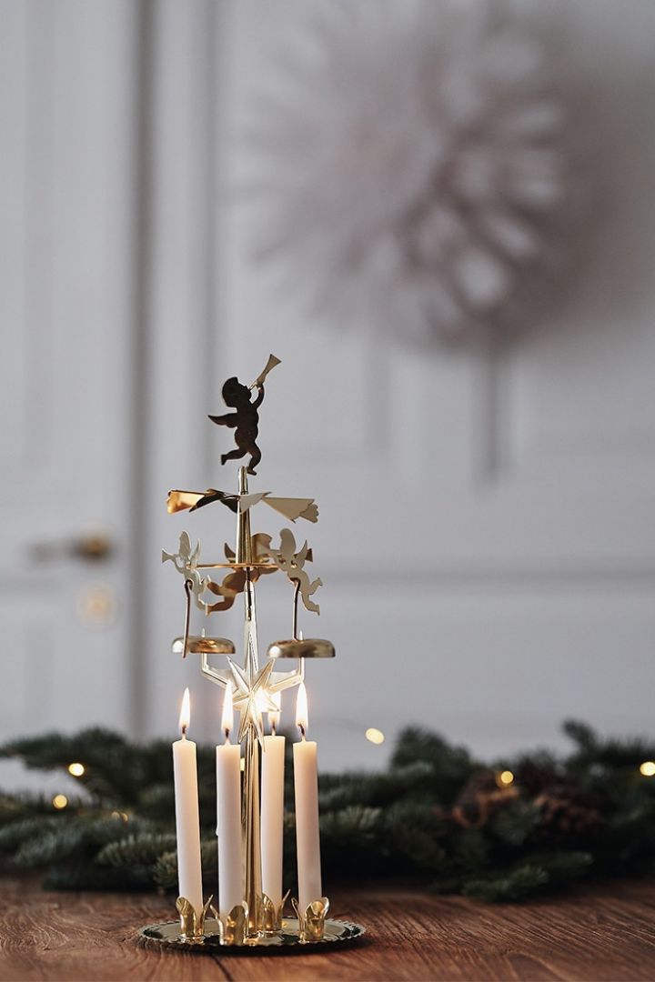 Änglaspel Original i mässing står på bordet och skänker hemmet julstämning. 