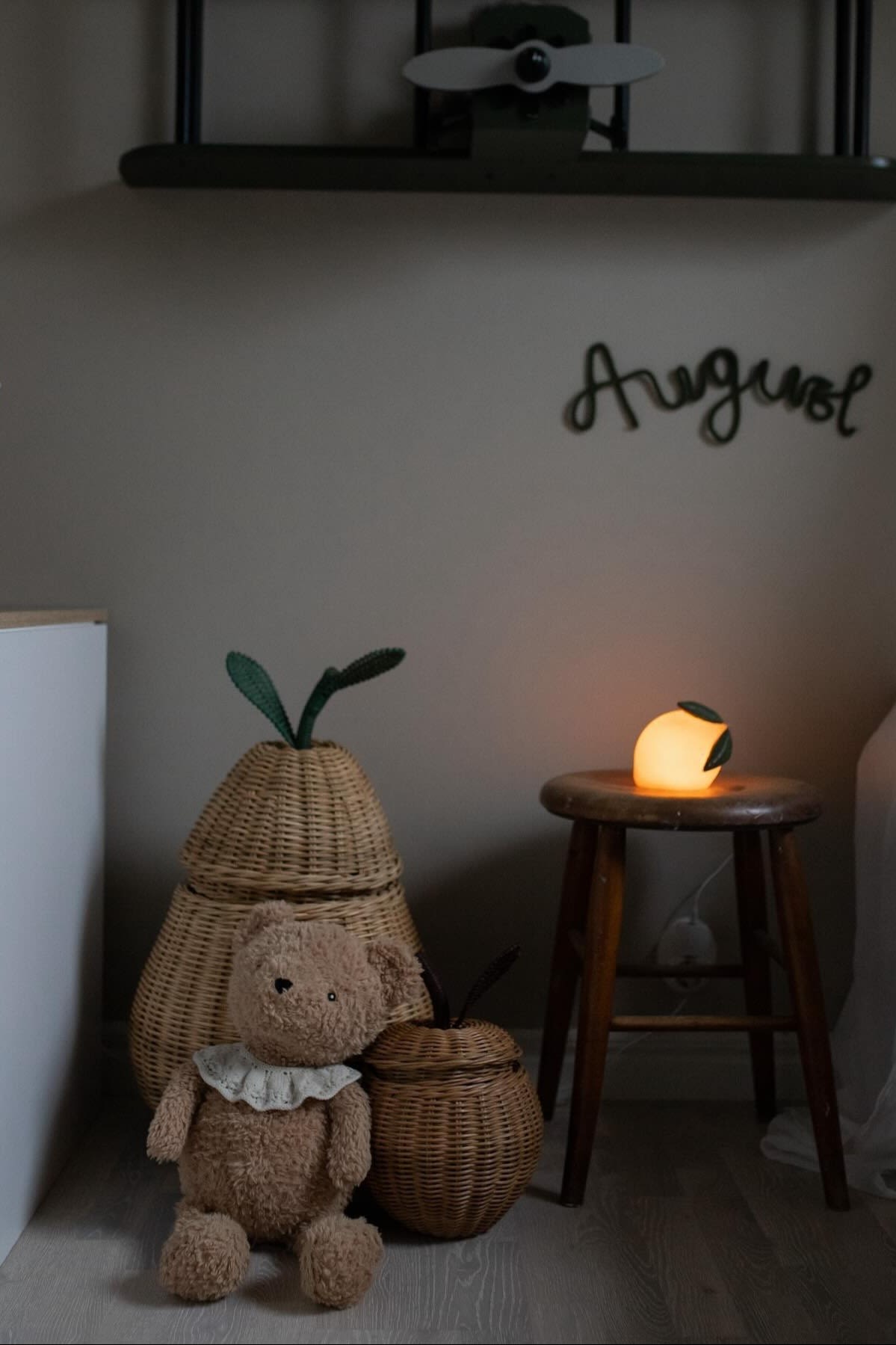 Förvaringskorgen Pear är inte bara dekorativ utan också praktisk, vilket gör den till en utmärkt babyshower-present.