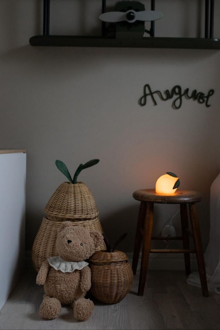 Förvaringskorgen Pear är inte bara dekorativ utan också praktisk, vilket gör den till en utmärkt babyshower-present.