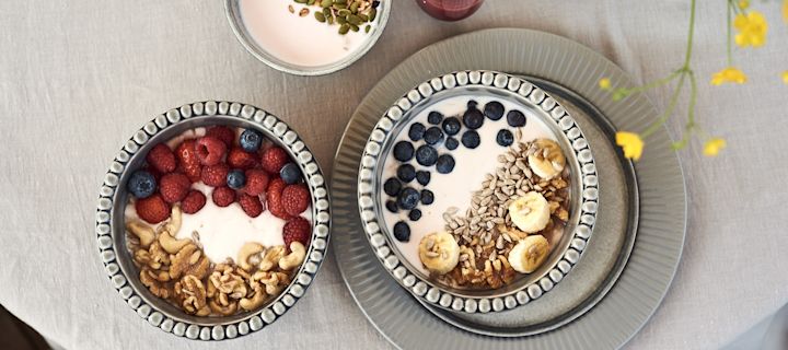 3 somriga och enkla smoothie bowls med yoghurt, bär och nötter serverade ur vackra skålar från PotteryJo och Mateus.