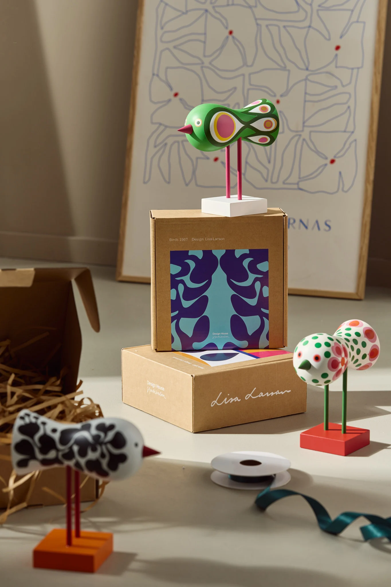 Ge bort en söt apa från Kay Bojesen i morsdagspresent, här hängande i en svart vas med vita tulpaner, bredvid Flow-muggen från Ferm Living, hemma hos @despina2024.